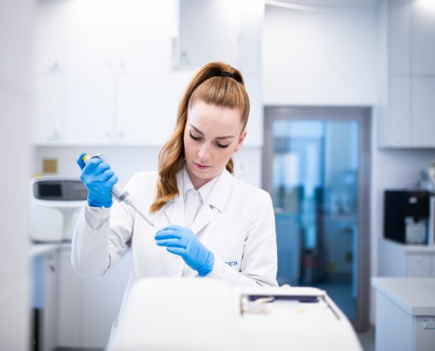 pracownik labolatorium INVICTA